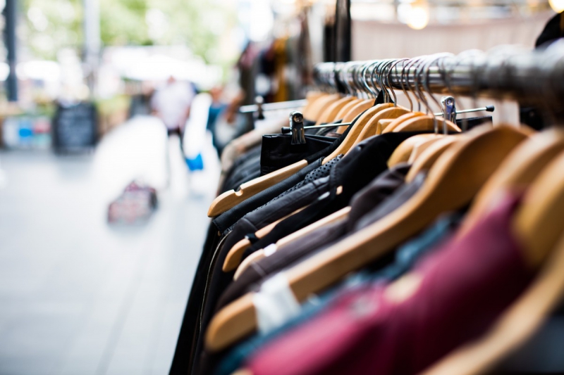magasin-VILLENEUVE LOUBET-min_blur_close_up_focus_hanger_jacket_market_people_rack-1176303